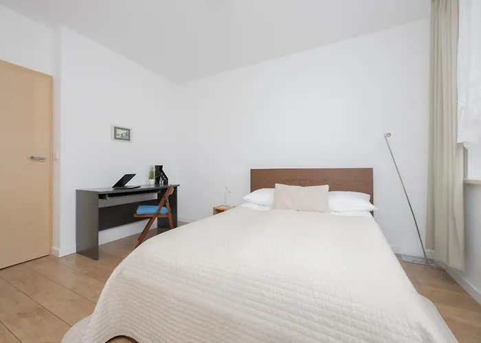 Sloneczny Z Parkingiem By Renters Apartment Warschau